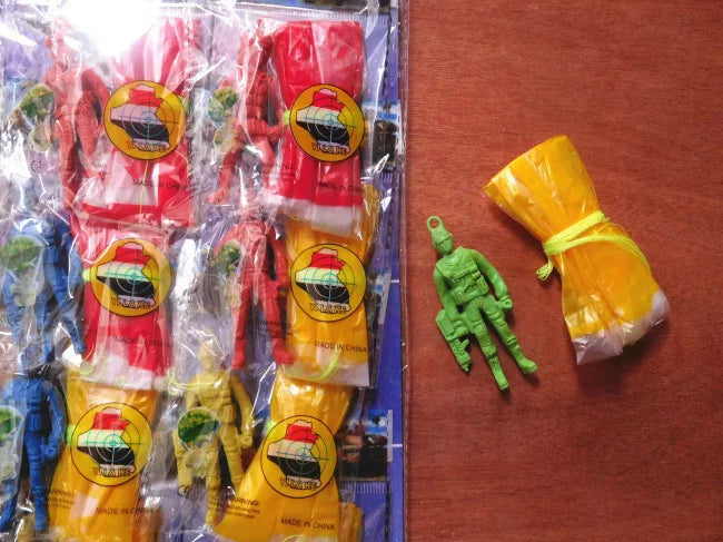 2pcs Hand Throwing Parachute Soldiers Classic Vintage Toys Outdoor Sports Interactive Games Mini Soldier Childhood Collection