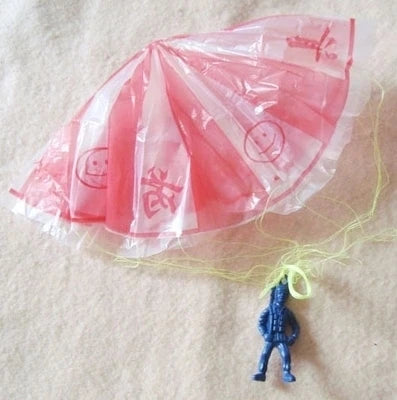 2pcs Hand Throwing Parachute Soldiers Classic Vintage Toys Outdoor Sports Interactive Games Mini Soldier Childhood Collection