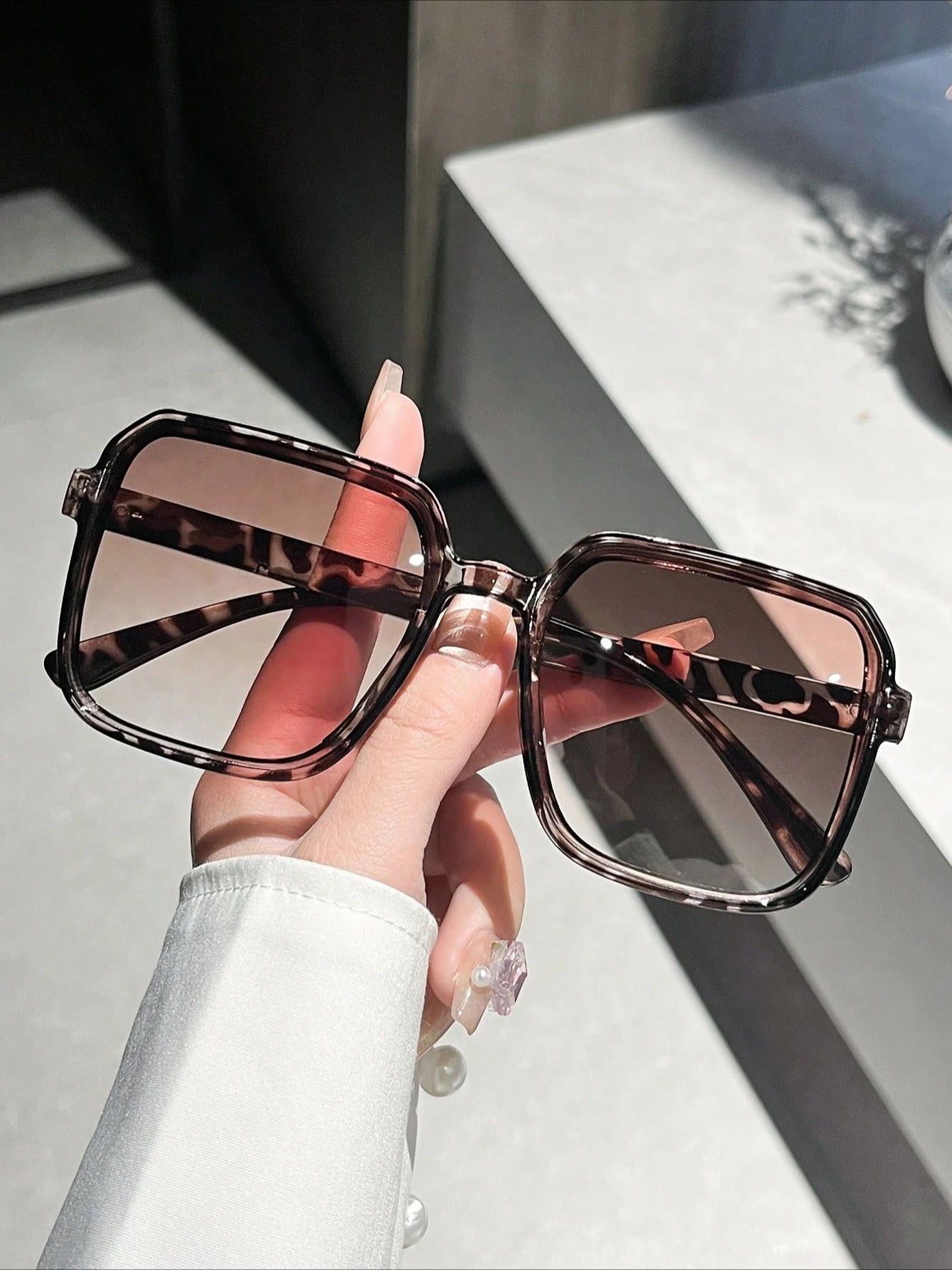 Square sunglasses for women and men, stylish and trendy, creating a retro style, with UV protection