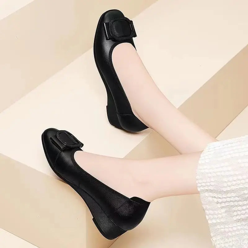 Women's New soft soled Shoes Fashion black mom flats Casual light non slip shoe Versatile comfort ladies leather footwear Mujer