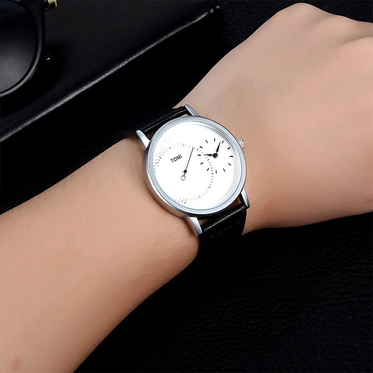 Elegant Watch for Men Simple Style Men Quartz Wrist Watches Casual Leather New Wristwatch Minimalist Black White Brown Man Clock