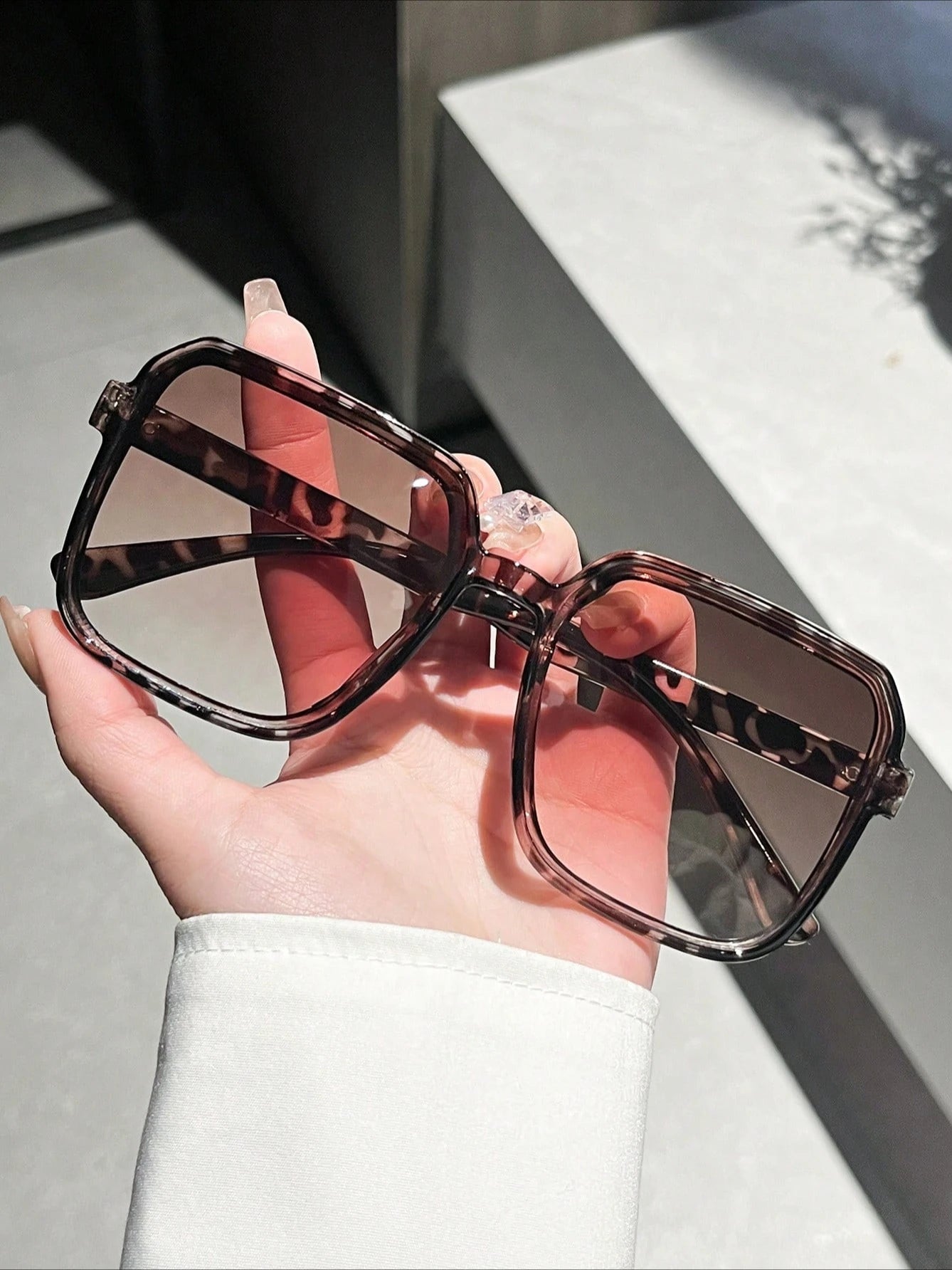 Square sunglasses for women and men, stylish and trendy, creating a retro style, with UV protection