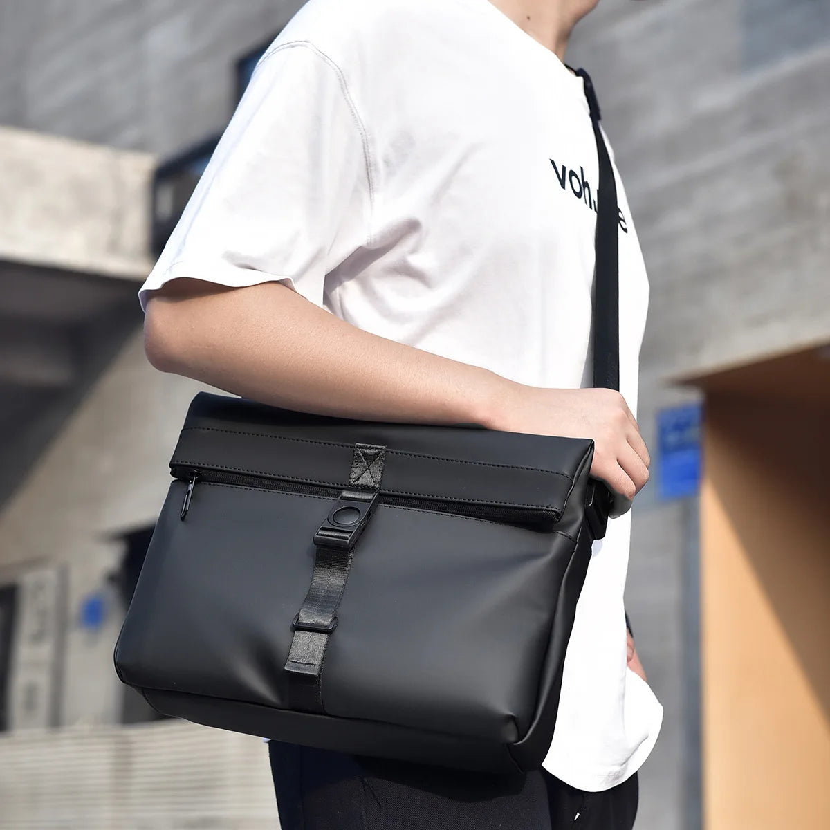 2025 new men's shoulder bag, business crossbody bag, large capacity mailman bag, fashionable men's bag