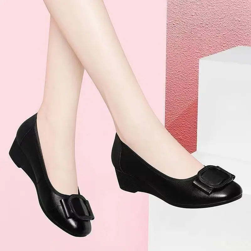 Women's New soft soled Shoes Fashion black mom flats Casual light non slip shoe Versatile comfort ladies leather footwear Mujer