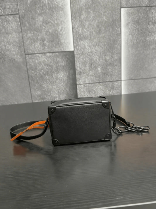 202 Men Box Bag New Retro Fashion Classic Versatile Simple Casual Hard Handsome Men Bag 18*12cm