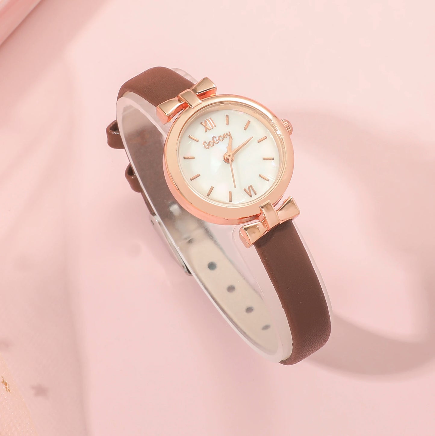 Sleek and fashionable leather strap round alloy watch face women's quartz watch, suitable for daily wear, perfect for Christmas