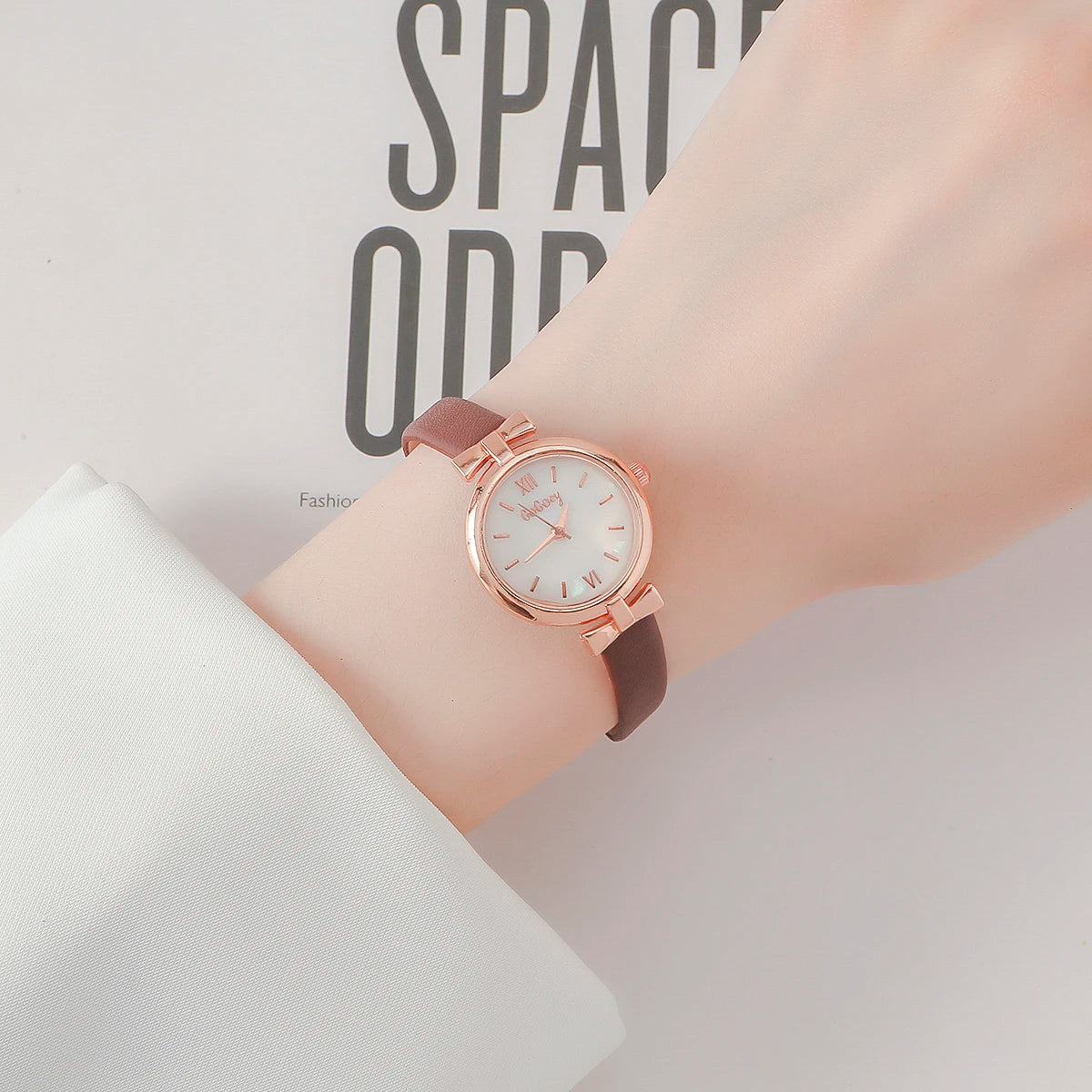 Sleek and fashionable leather strap round alloy watch face women's quartz watch, suitable for daily wear, perfect for Christmas