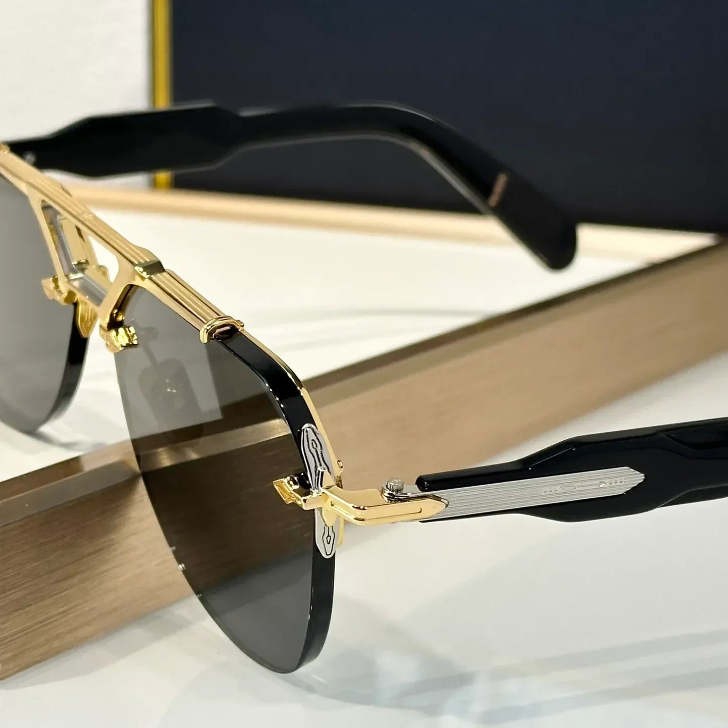 Fashion Sunglasses For Women and Men SIVEBRAND Style Anti-Ultraviolet Retro Plate Full Frame Special design Glasses Random Box