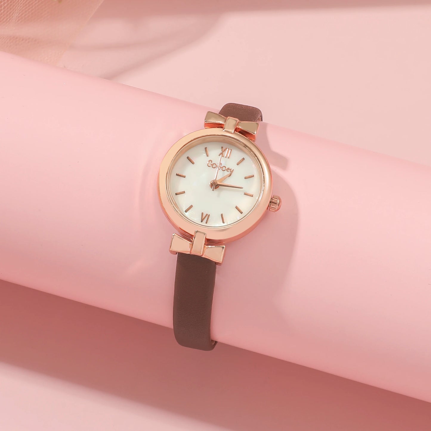 Sleek and fashionable leather strap round alloy watch face women's quartz watch, suitable for daily wear, perfect for Christmas