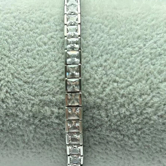 One stylish men's and women's bracelet made of 925 sterling silver, perfect for Mother's Day gift