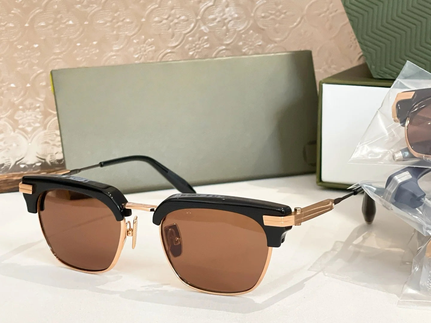 Top High Quality Sunglasses for Men and Women HUBBLE SIZE 140-152 Style UV400 Retro Fashion Special Design Sun Glasses with box