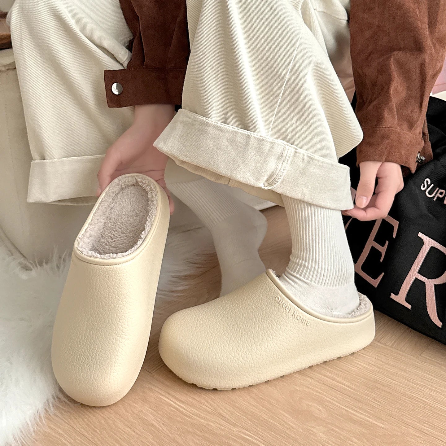 Women's Waterproof Winter Slippers Non Slip Plush Warm House Shoes Indoor Outdoor Soft Comfortable Lined Couple Shoes