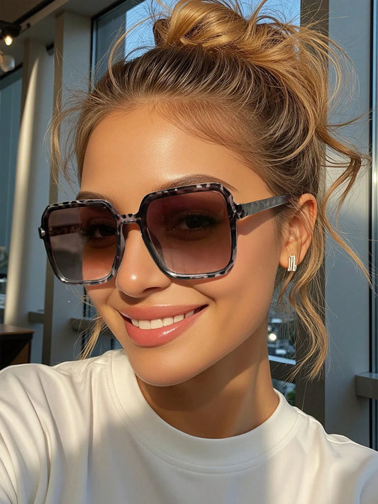 Square sunglasses for women and men, stylish and trendy, creating a retro style, with UV protection