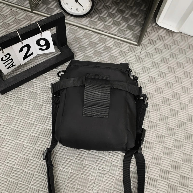 Slunging new single-shoulder bag for men Trendy design feel niche slunging bag for outdoor sports light commuting backpack for w