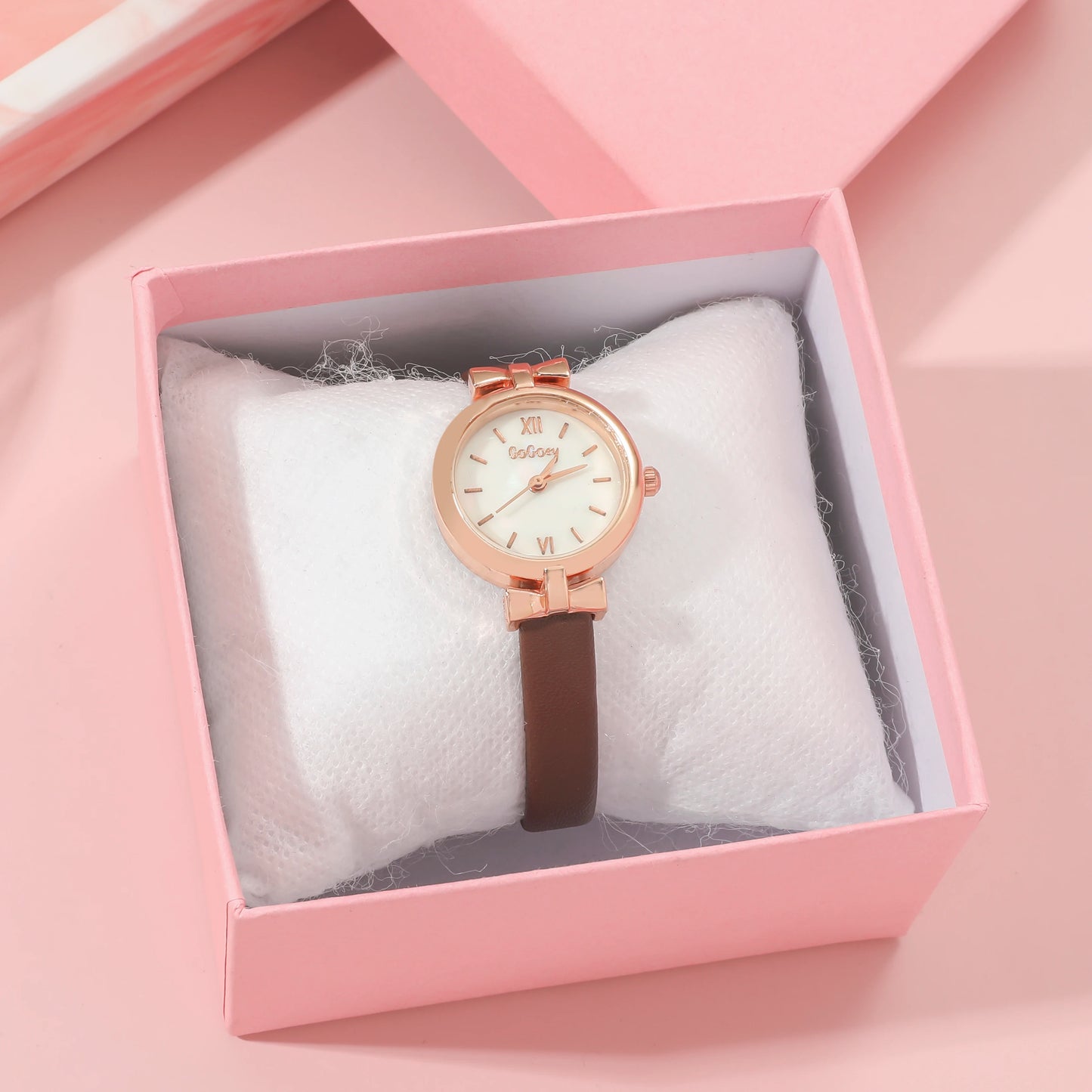 Sleek and fashionable leather strap round alloy watch face women's quartz watch, suitable for daily wear, perfect for Christmas